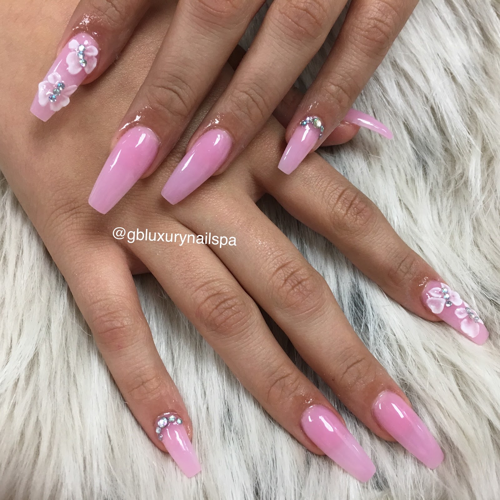 Luxury Nail Spa logo
